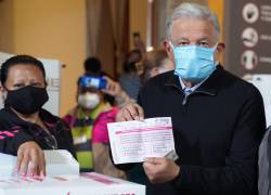 El presidente de México, Andrés Manuel López Obrador, depositó este domingo su voto en la consulta que decidirá su continuidad en el cargo.