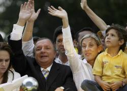 Fotografía que muestra al excandidato presidencial, Álvaro Noboa (I), y a la legisladora Anabella Azín (C), junto a su hijo, el actual presidente Daniel Noboa, cuando era niño (D).