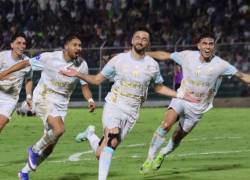 Jugadores de Macará celebrando la anotación de Gustavo Blanc ante Orense en la fase previa de la Copa Sudamericana.