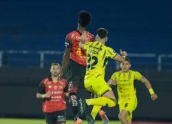 Jorge Ordóñez disputando el partido de Deportivo Cuenca frente a Recoleta por Copa Sudamericana.