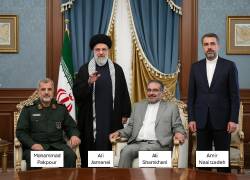 Mohammad Pakpour, Ali Jamenei, Ali Shamkhani y Amir Nasirzadeh, cuatro figuras centrales del poder iraní cuya supuesta muerte fue atribuida por Israel a los ataques de este 28 de febrero, aún sin confirmación oficial de Teherán de los otros tres líderes.