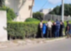 Civiles y agentes rodeando el cuerpo de la víctima en el sitio en el que sucedió el hecho violento.