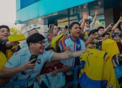 Hinchas ecuatorianos esperando una firma de los jugadores de La Tri.