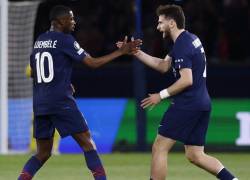Ousmane Démbelé y Kvicha Kvaratskhelia celebrando el gol del PSG al Bayern Múnich.