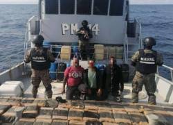 Arrestan a dos ecuatorianos y un colombiano, quienes viajaban en una embarcación con droga.