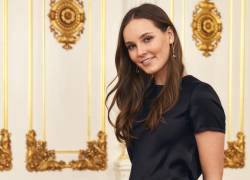 La princesa Ingrid Alexandra de Noruega posa en el salón Blanco del palacio real de Oslo con motivo de su 18º cumpleaños.