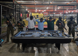 Tres sujetos quedaron detenidos durante el allanamiento.