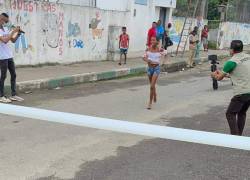 Al inicio la niña tenía vergüenza de participar sin zapatos, pero al hacerlo terminó ganando.