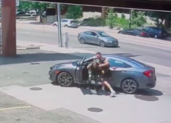 Hombre intentó robar el carro de un luchador de la UFC.