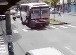 Adulto mayor quedó herido tras ser empujado por el controlador de un bus.