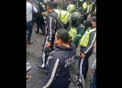 Policías y agentes de tránsito tuvieron un enfrentamiento en el centro de Quito.
