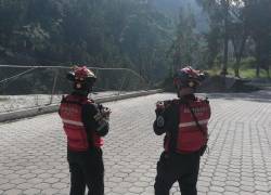 Personal del Cuerpo de Bomberos de Quito evalúa la zona e inspecciona si algún vehículo cayó en el derrumbe. El sentido Guápulo - Cumbayá se encuentra cerrado.
