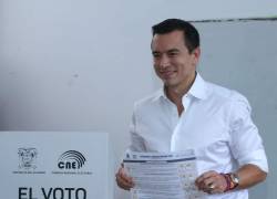 Daniel Noboa votó en Olón, donde mostró su papeleta con el Sí a las 11 preguntas de la consulta popular