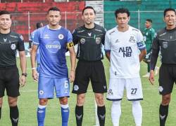 Capitanes de ambos clubes antes de comenzar el partido.