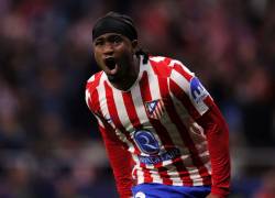 Ademola Lookman celebrando el gol realizado al FC Barcelona.