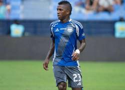 Miller Bolaños disputando el partido frente a Orense SC por LigaPro 2026.
