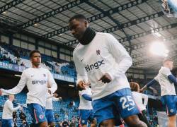 Moisés Caicedo calentando previo al partido frente al Manchester United por Premier League.