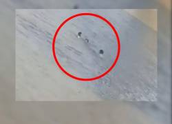 El momento en que tres estudiantes intentaban salir de un río en la provincia del Guayas.