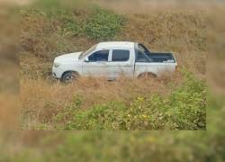 La camioneta de las víctimas quedó en medio de los matorrales en una zona de Posorja.