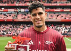 Piero Hincapie junto a su premio de Jugador del Mes de febrero del Arsenal.
