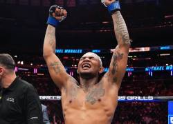 Michael Morales celebrando su triunfo sobre el estadounidense de 32 años, Sean Brady, en la UFC 322.