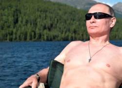Medios locales han fotografiado a Putin con el torso desnudo para mostrar su masculinidad.