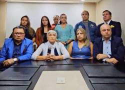 Gloria Valencia, madre de Fernando Villavicencio, pidió a Daniel Noboa no dejar el crimen de su hijo en la impunidad.