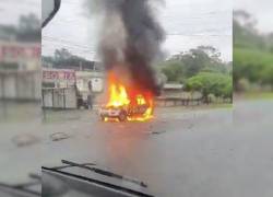 Tres policías secuestrados y patrullero quemado en Quevedo.