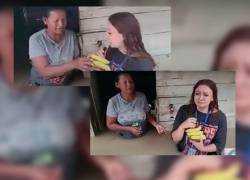 Reportera no puede contener las lágrimas al recibir plátanos de una esmeraldeña que lo ha perdido todo por las inundaciones