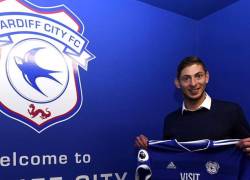 Emiliano Sala muestra la camiseta del Cardiff City durante la presentación de su fichaje.
