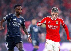 Vinícius Jr. enfrentando a Gianluca Prestianni por Champions League.