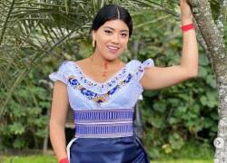 Meliza Yumisaca posa con su vestimenta tradicional indígena.