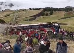 El bus perdió pista y cayó por un abismo de cerca de 300 metros en la provincia de Bolívar.