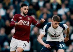 Valentín Castellanos, delantero del West Ham United disputando el balón frente al central del Tottenham Hotspur, Micky van de Ven.