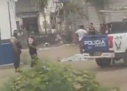 El ataque provocó daños a bienes públicos, así como a vehículos de servidores policiales, además de detonaciones en los exteriores de la unidad.