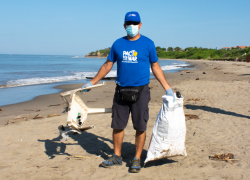 El reciclaje de plástico y de otros residuos en las playas contribuye con la conservación de los océanos.