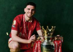 Andy Robertson junto a la trofeo de la Premier League 2024-25