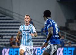 Damián Díaz disputando el partido frente Emelec en el estadio George Capwell.