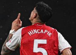 Piero Hincapié celebrando el gol anotado con el Arsenal por Premier League.