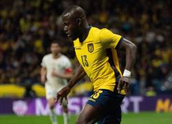Enner Valencia conduciendo el balón el partido frente a Marruecos
