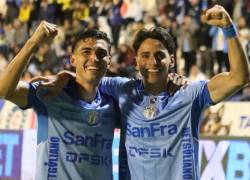 Franco Posse y Federico Paz celebran juntos el segundo gol de Macará frente a Barcelona SC.