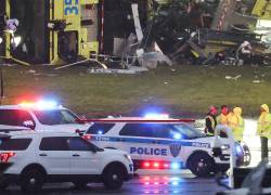 El rastro de la tragedia: así quedó la pesada unidad bomberil tras ser embestida por la aeronave de Air Canada. Un momento fatal donde los socorristas se convirtieron en víctimas en medio del caos.