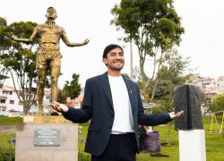 Daniel Pintado junto a su estatua en el parque Miraflores de Cuenca.
