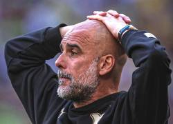 Pep Guardiola observando la semifinal de la FA Cup 2025-2026.