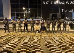 Fotografía que muestra cientos de paquetes de droga incautados en el operativo.