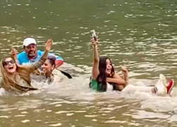 En un recorrido por Quevedo, cuatro candidatas del Miss Ecuador cayeron a un río.