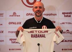 Javier Rabanal siendo presentado como nuevo director técnico de Universitario.