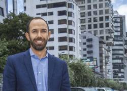 José Hidalgo Pallares, economista por la Pontificia Universidad Católica del Ecuador (PUCE) con un máster en Periodismo por la Universidad Torcuato Di Tella, de Buenos Aires.