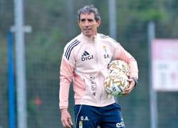Guillermo Almada dirigiendo un entrenamiento del Real Oviedo.