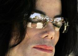 En esta foto de archivo tomada el 3 de junio de 2005, la estrella del pop Michael Jackson sale del juzgado del condado de Santa Bárbara en Santa María, California, cuando comienzan las deliberaciones del jurado.